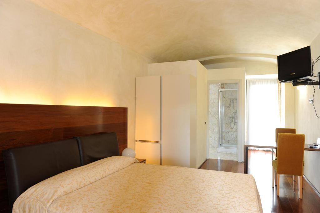 Hotel Dimora del Barone Romagnano Sesia Habitación foto